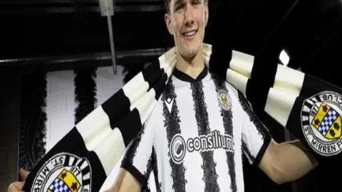 後賽選手爭相追逐芬尼-史密斯